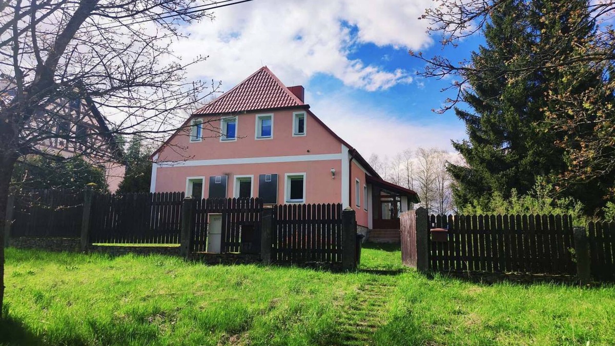 Karvina House | Spacious garden Cottage Prameny