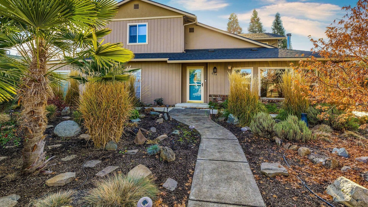 Central Point House | Spacious Gated Home with Private Covered Hot Tub, Indoor Sauna & Firepit