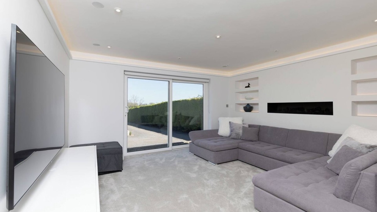 Swindon House | Spacious 4BD Smart Home in Idyllic Rural Setting