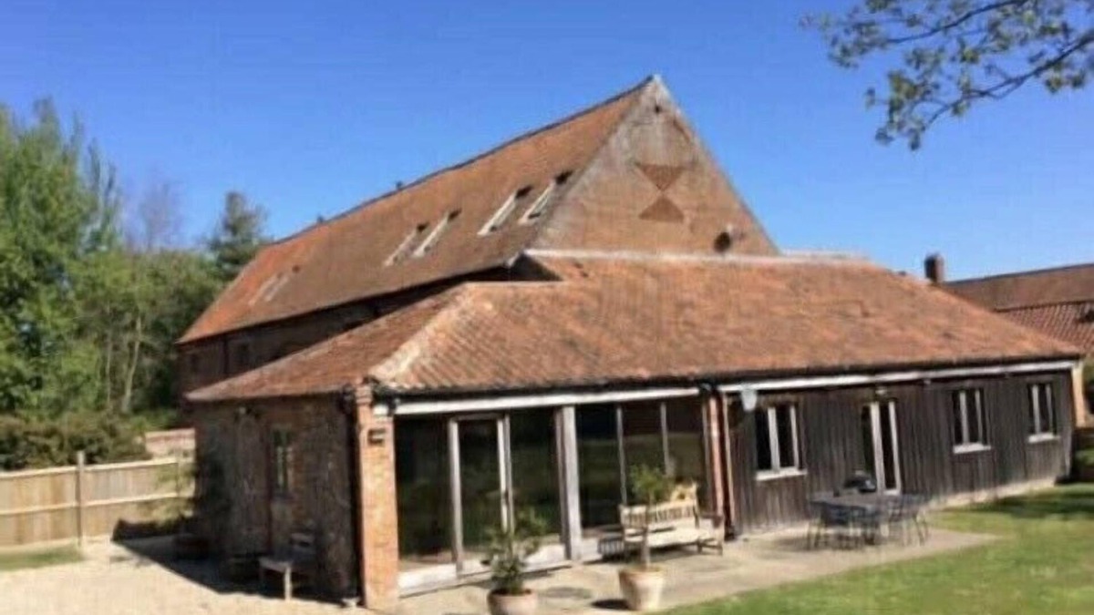 Fakenham House | Spacious Georgian barn, traditional oak beams throughout in idyllic countryside.