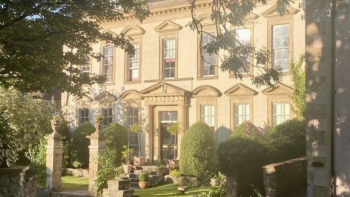 East Horrington House | Spacious Georgian manor house in quaint village