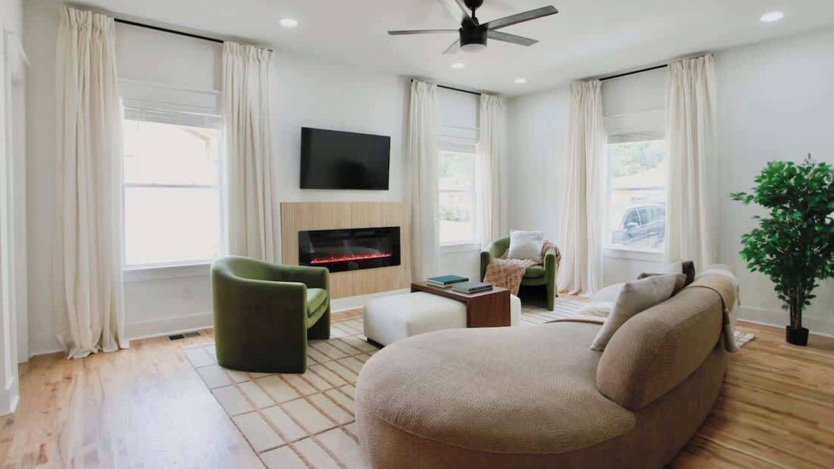 East Side House | Spacious Getaway 7BR Villa w Hot Tub and Close to DT