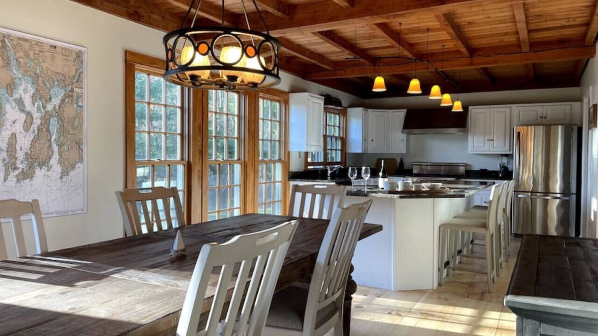 Newport East House | Spacious Getaway Close to Newport & Beaches