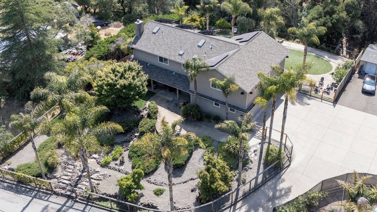 Soquel House | Spacious Getaway – Hot Tub, Big Yard, Near Beach, pet friendly, Great for All!