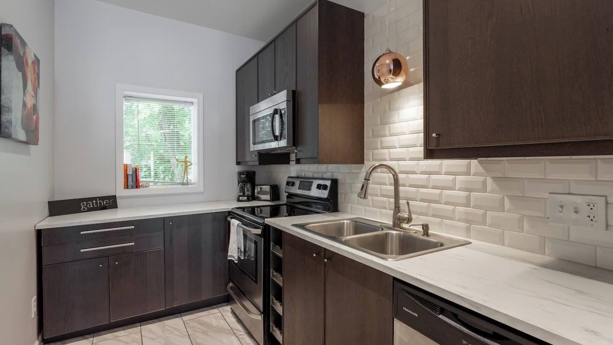 Southmoreland House | Spacious Getaway Near Food and Entertainment | 7/8