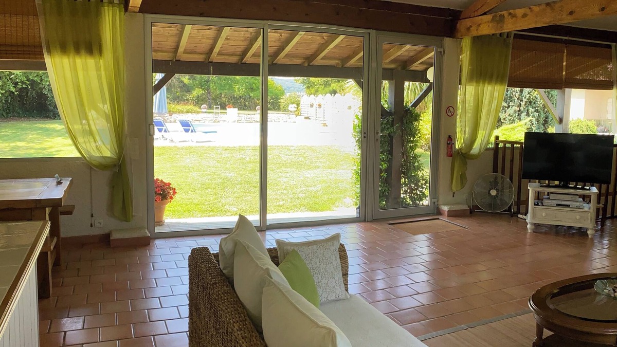 Monclar House | Spacious Gite with Large Private Swimming Pool