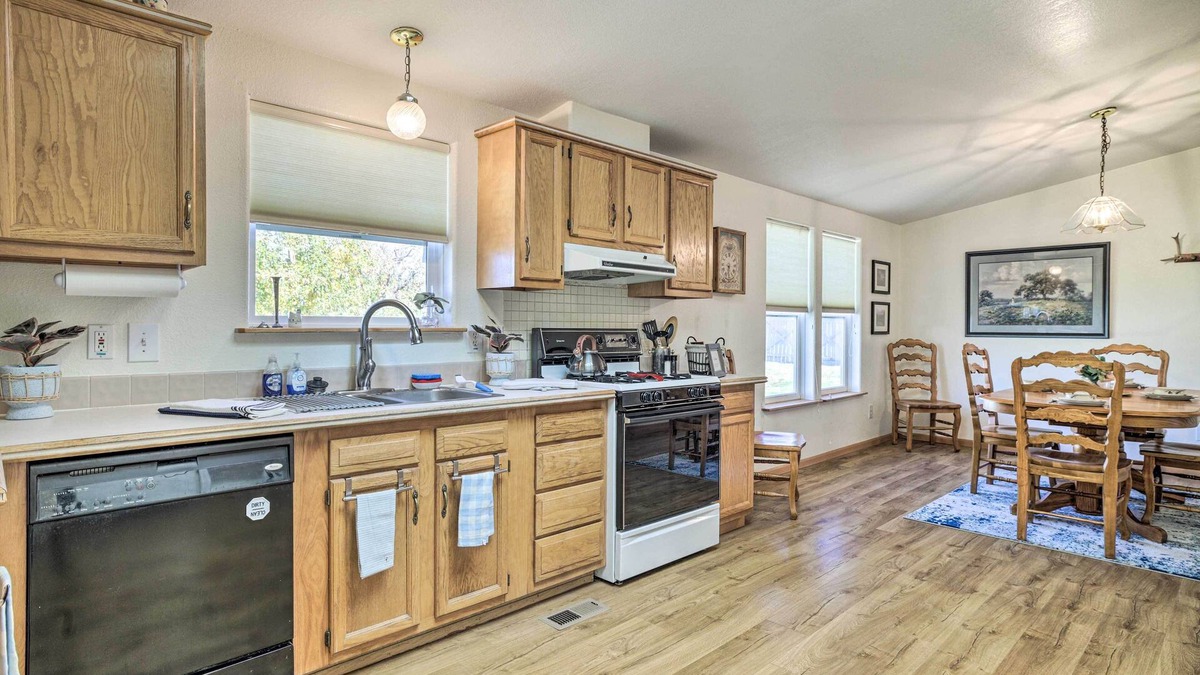 Glendo House | Spacious Glendo House - 1 Mi to State Park!