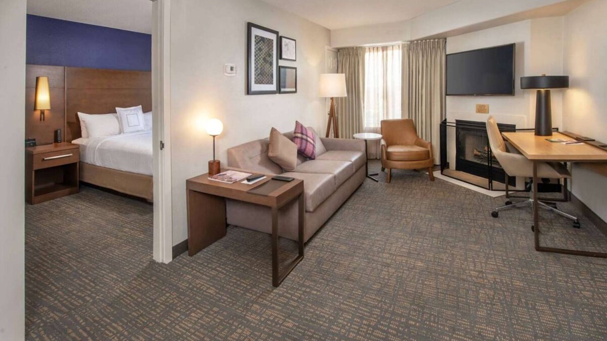 Linthicum Heights Hotel | Spacious Good-Value Accommodation! 2 Relaxing Units, w/Pool, Free Breakfast!