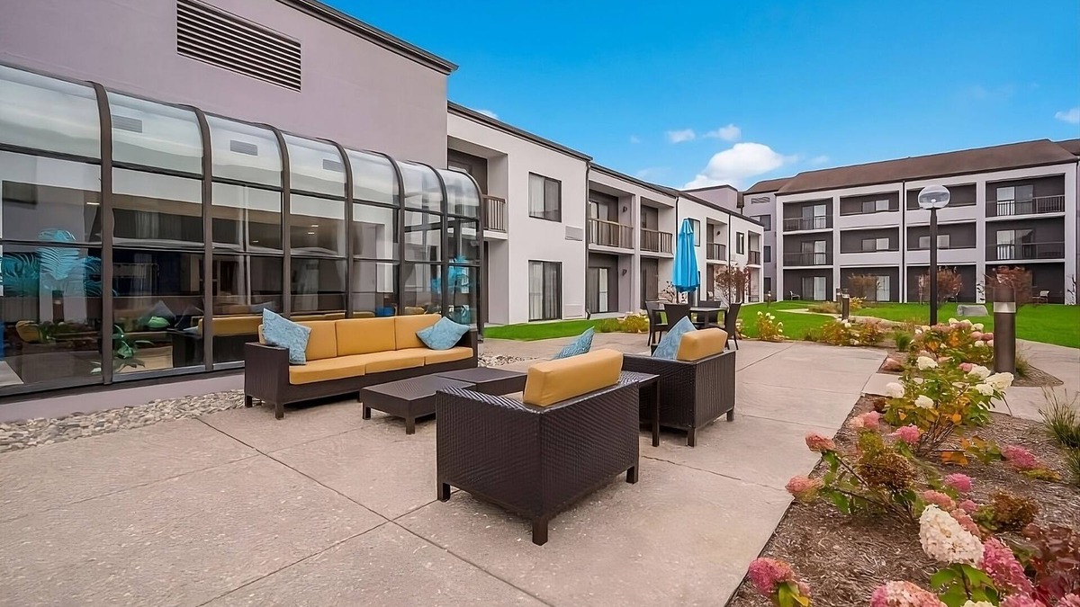 Auburn Hills Hotel | Spacious Good-Value Accommodation! 2 Lovely Units, Swimming Pool, Parking!