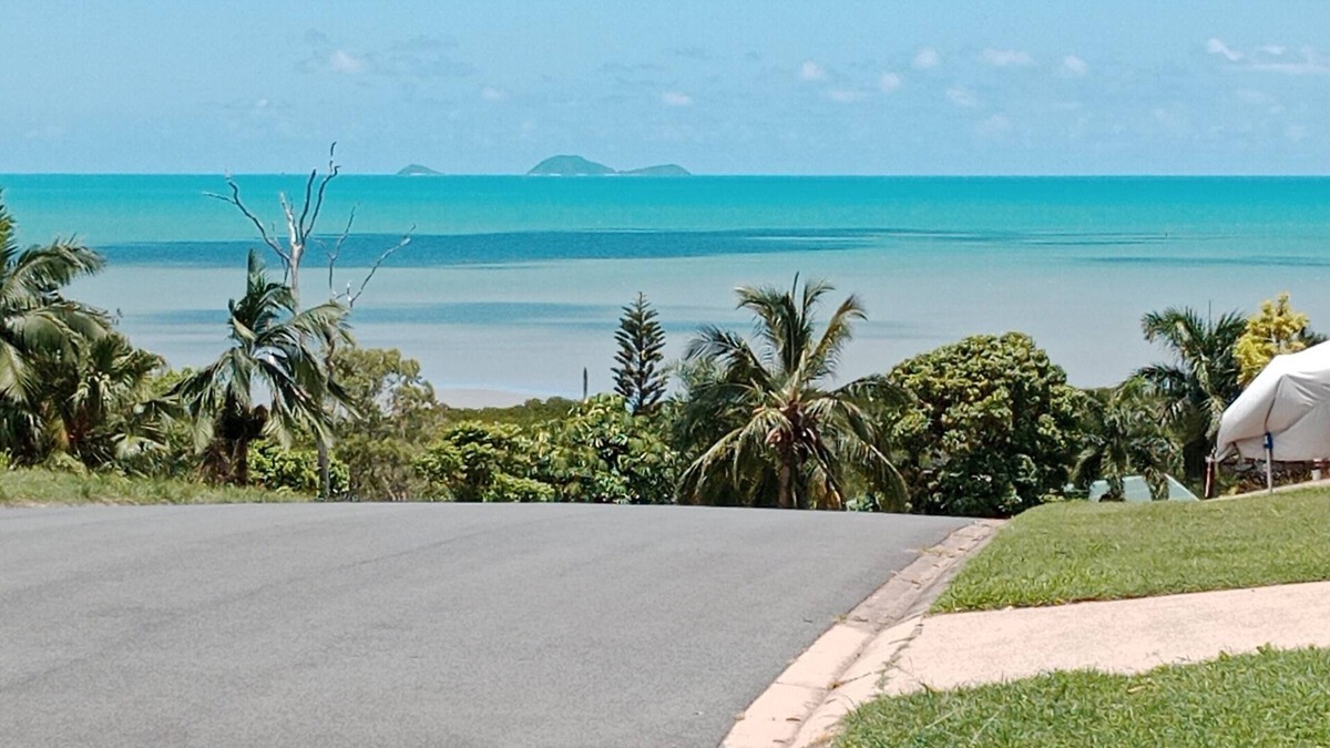 Cannonvale Apartment | Spacious granny flat on the ground floor, close to shops, restaurants, beaches
