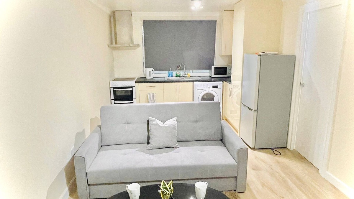 Hounslow Heath Apartment | Spacious Ground Floor flat Nr. Heathrow