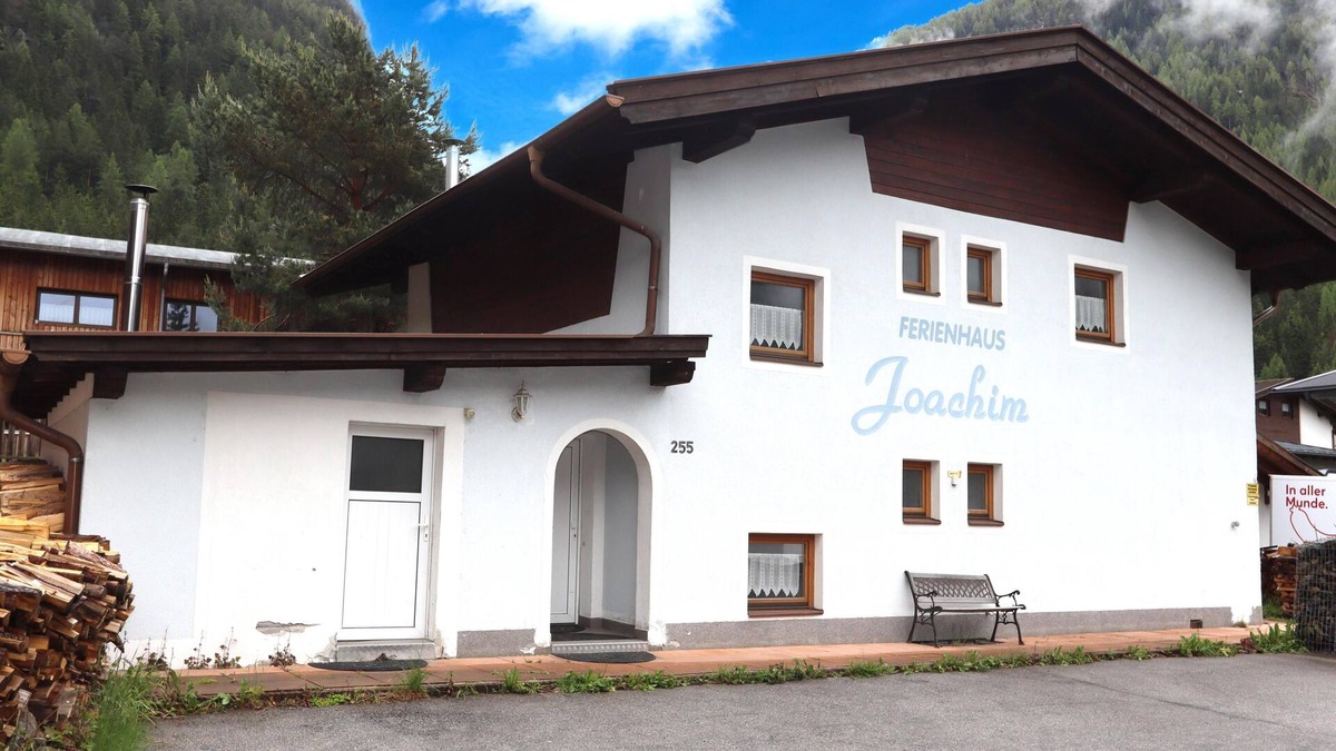 Huben House | Spacious group house with lots of privacy