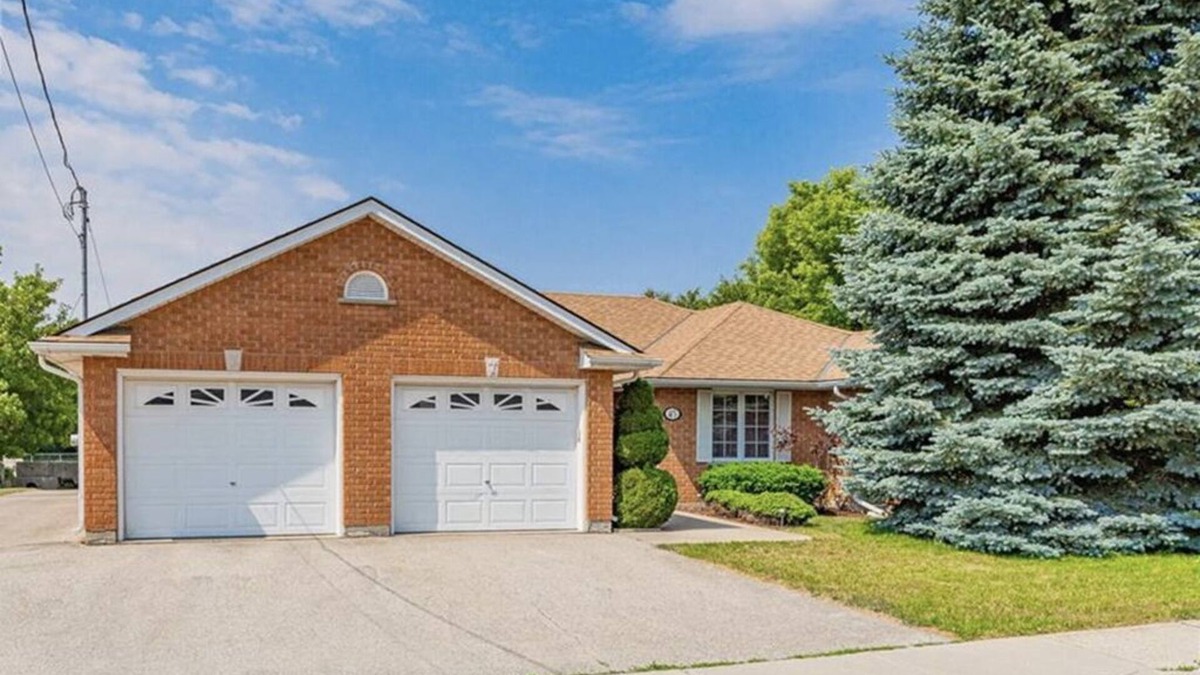 Guelph House | Spacious Guelph Retreat. Sleeps 9. Park 4 cars!