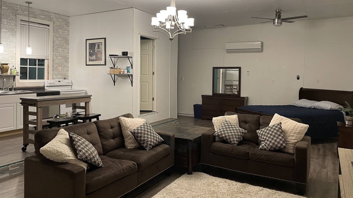 Gainesville Cottage | Spacious Guest House in quiet neighborhood near Winstar.