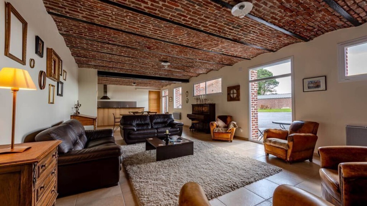 Haucourt House | Spacious guest house with closed courtyards and garden