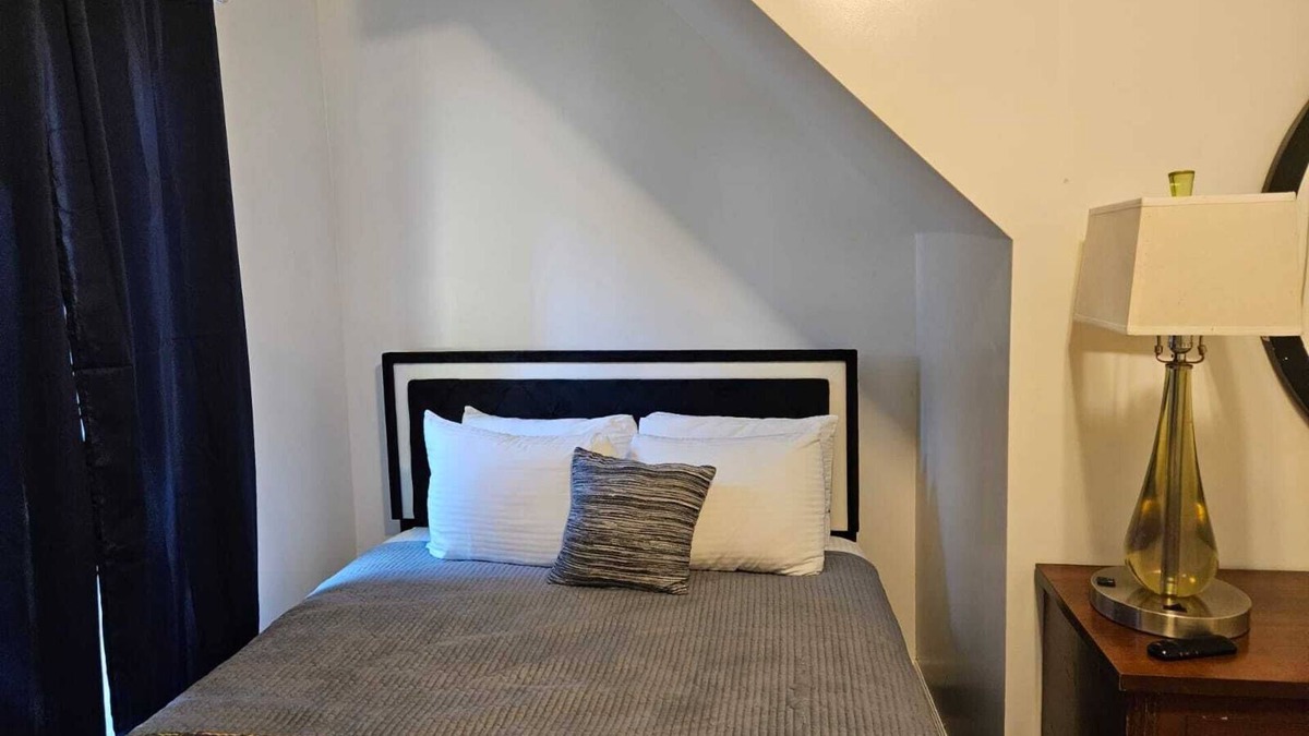 Memphis Cottage | Spacious Guest House w/8+ Beds - Near Downtown & Medical District