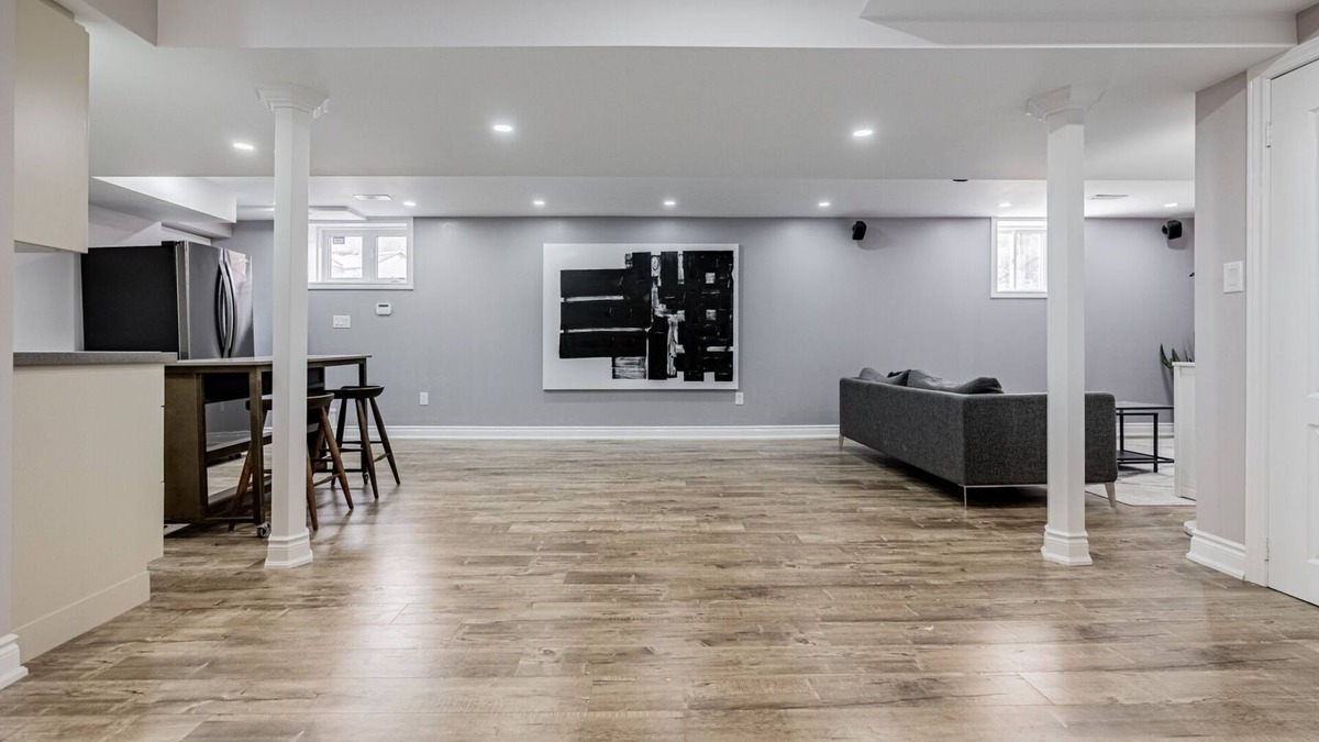 Brampton House | Spacious guest suite with ravine views