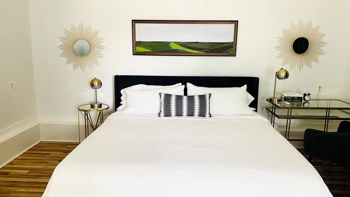 Weatherford Cottage | Spacious guesthouse located in the heart of Weatherford.