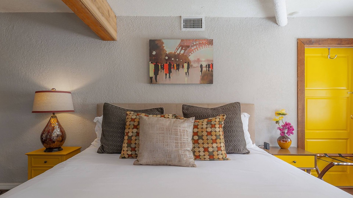 Seminole Heights House | Spacious Guesthouse W/chic Decor & Spiral Stairs