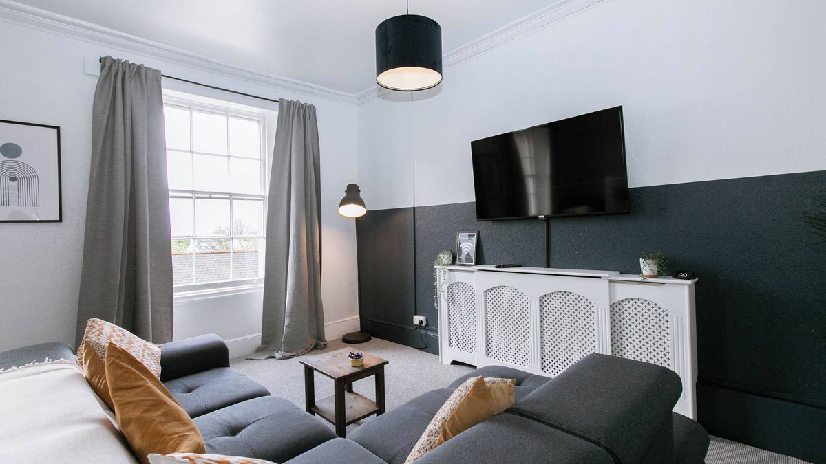 Exeter Apartment | Spacious Hidden Apt Walk To City Ctr Free Parking