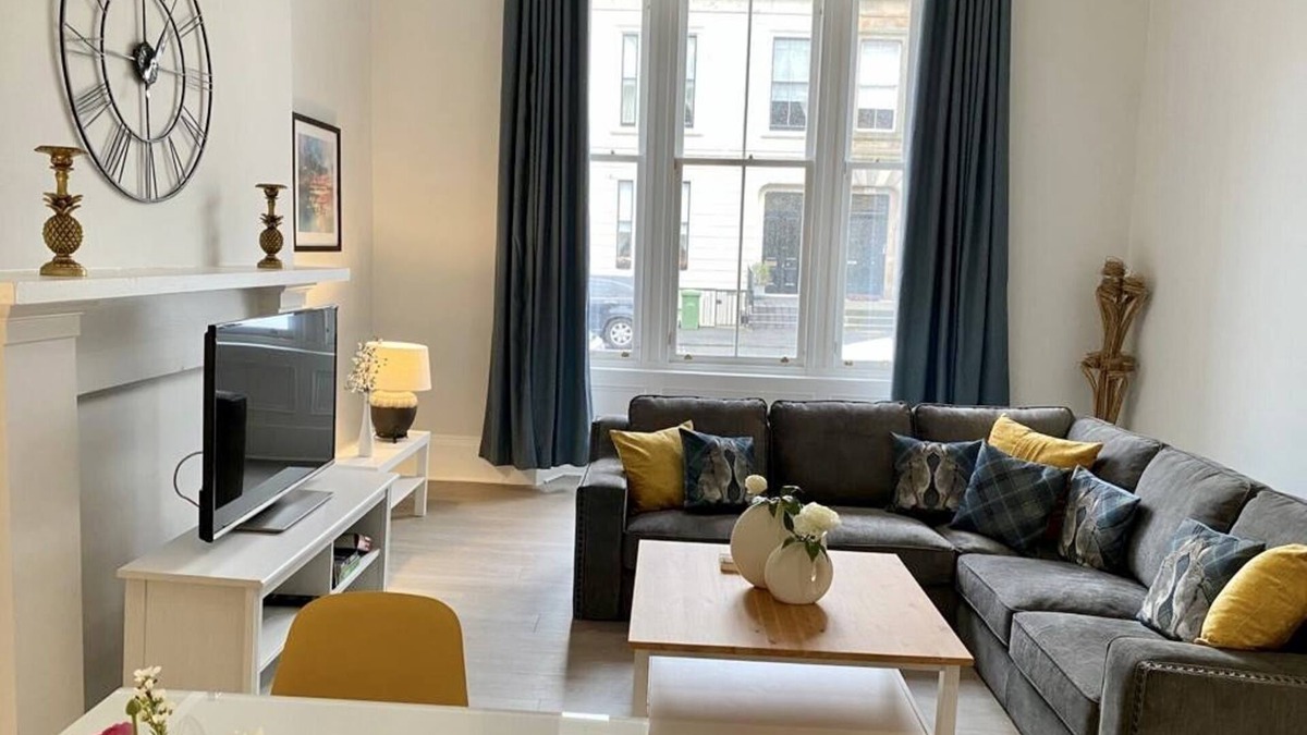 Glasgow Westend Apartment | Spacious, high ceiling, 2Bed City apartment with Free parking & super fast Wi-Fi