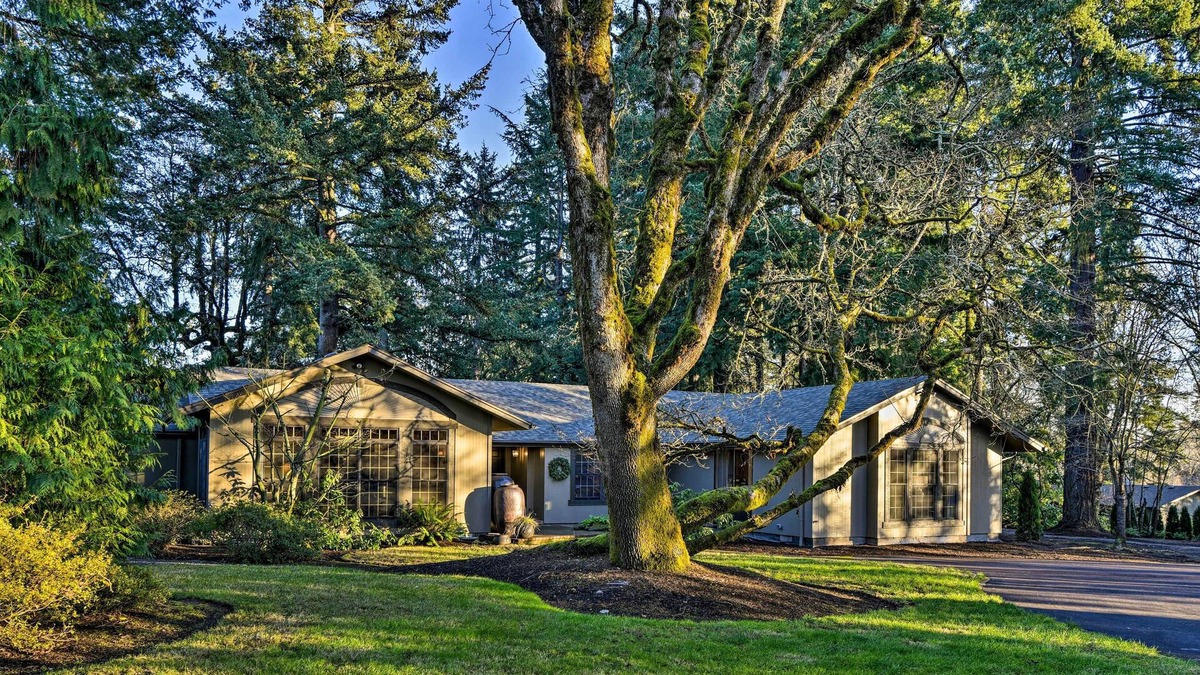 Hillsboro House | Spacious Hillsboro Home ~ 18 Mi to Portland!
