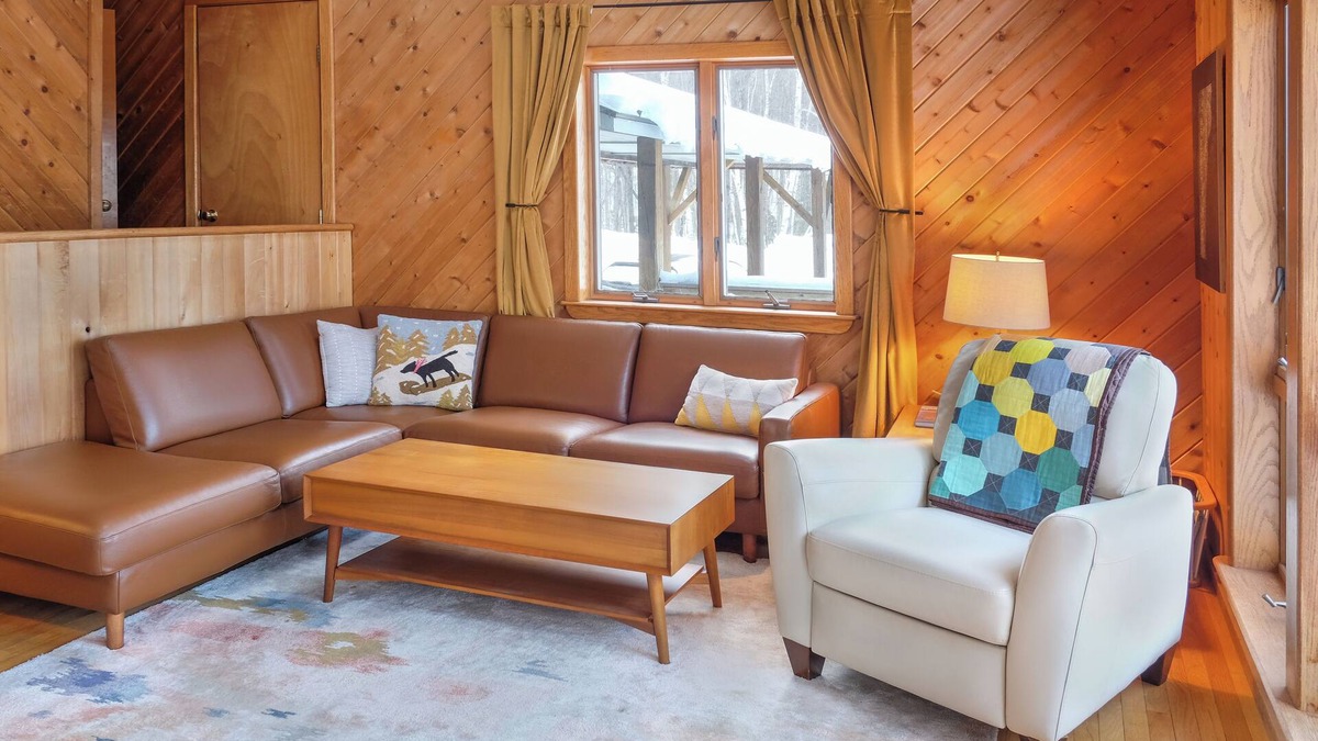 Ludlow Ski Chalet | Spacious Hilltop Okemo Chalet. Stunning Views, Close to Lift.