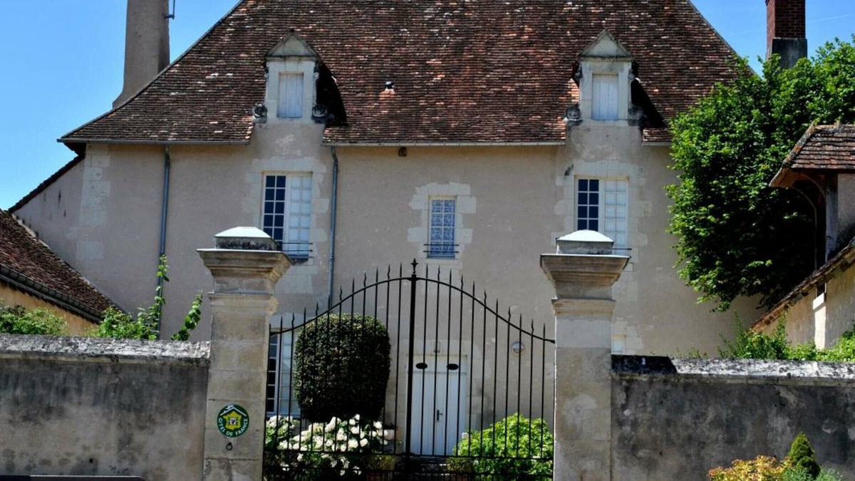 Bossay-sur-Claise Cottage | Spacious Historic Presbytery, Sleeps 15, Garden, WiFi, Near Châteaux & La Roche-Posay