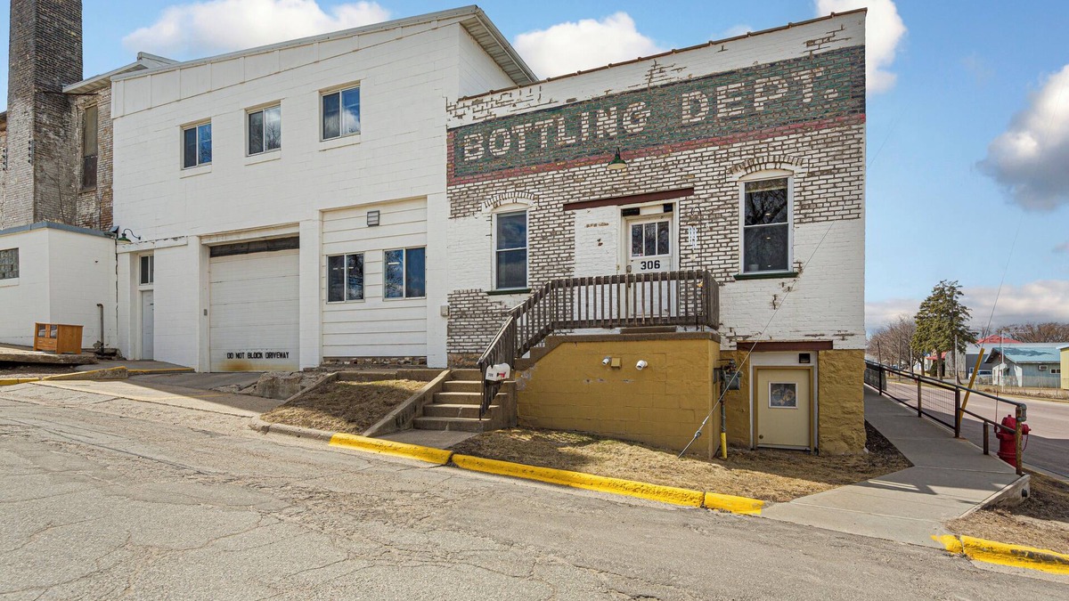 Montgomery Apartment | Spacious Historic Bottling Department Loft with Taproom Perks