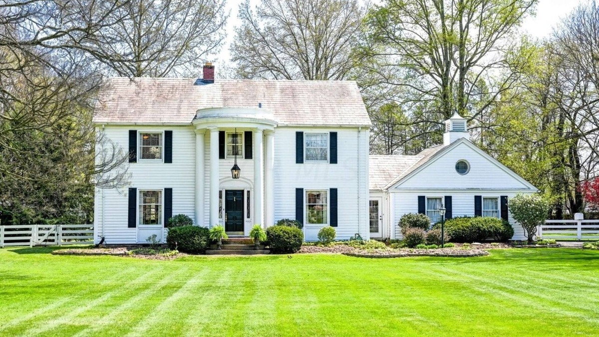 Newark House | Spacious historic Colonial Manor with sprawling manicured lawns & mature trees.