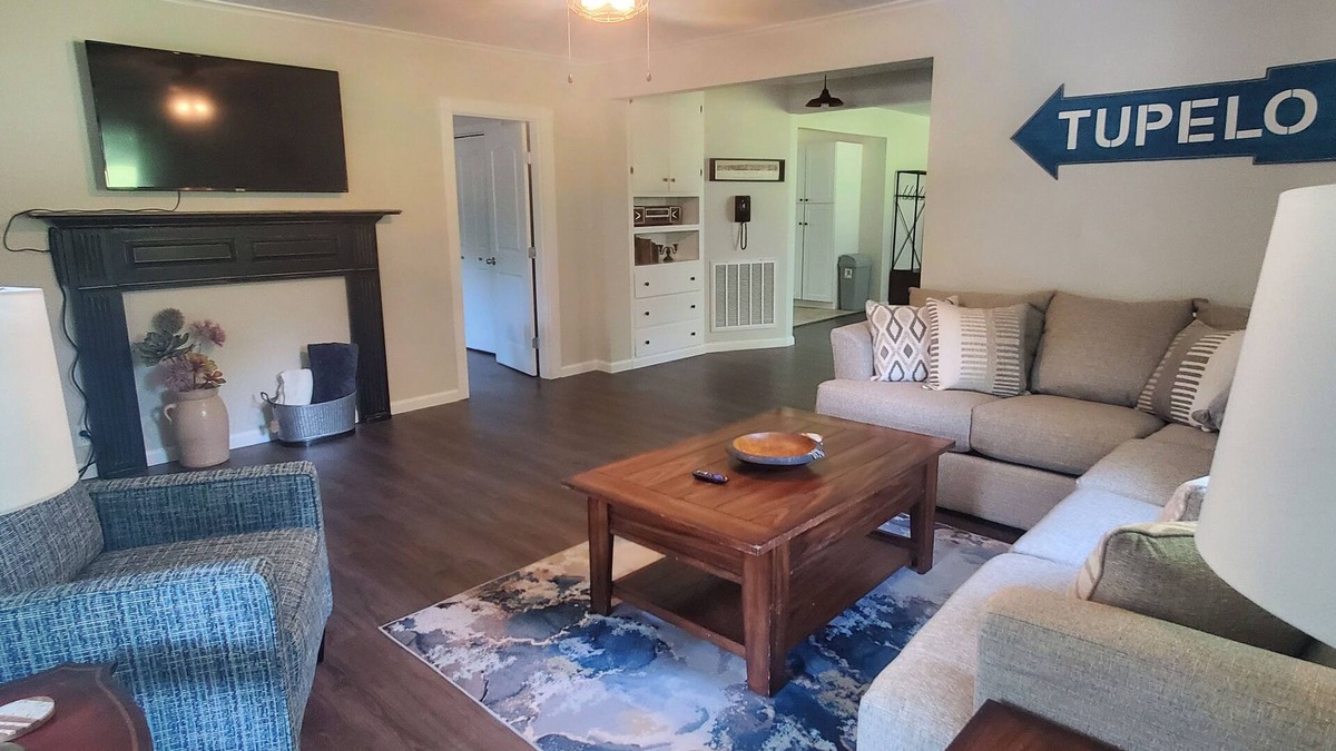 Tupelo House | Spacious Historic Downtown home that sleeps up to 10!