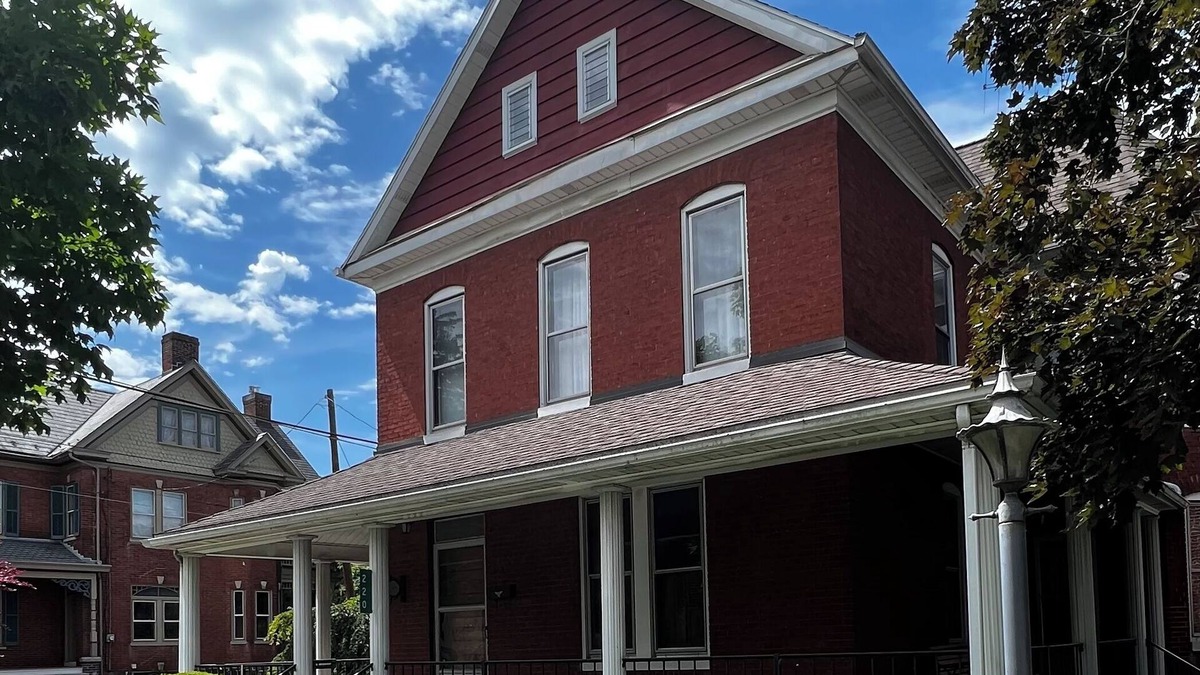 New Oxford House | Spacious Historic Home: 4 bedrooms, 2.5 bath