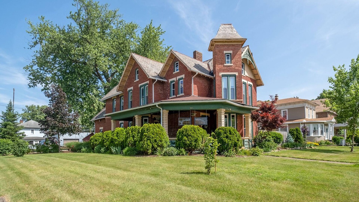 Dover House | Spacious Historic Home
