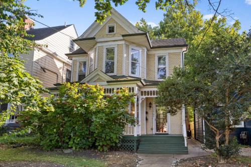 Clifton House | Spacious Historic House Near Louisville Sites