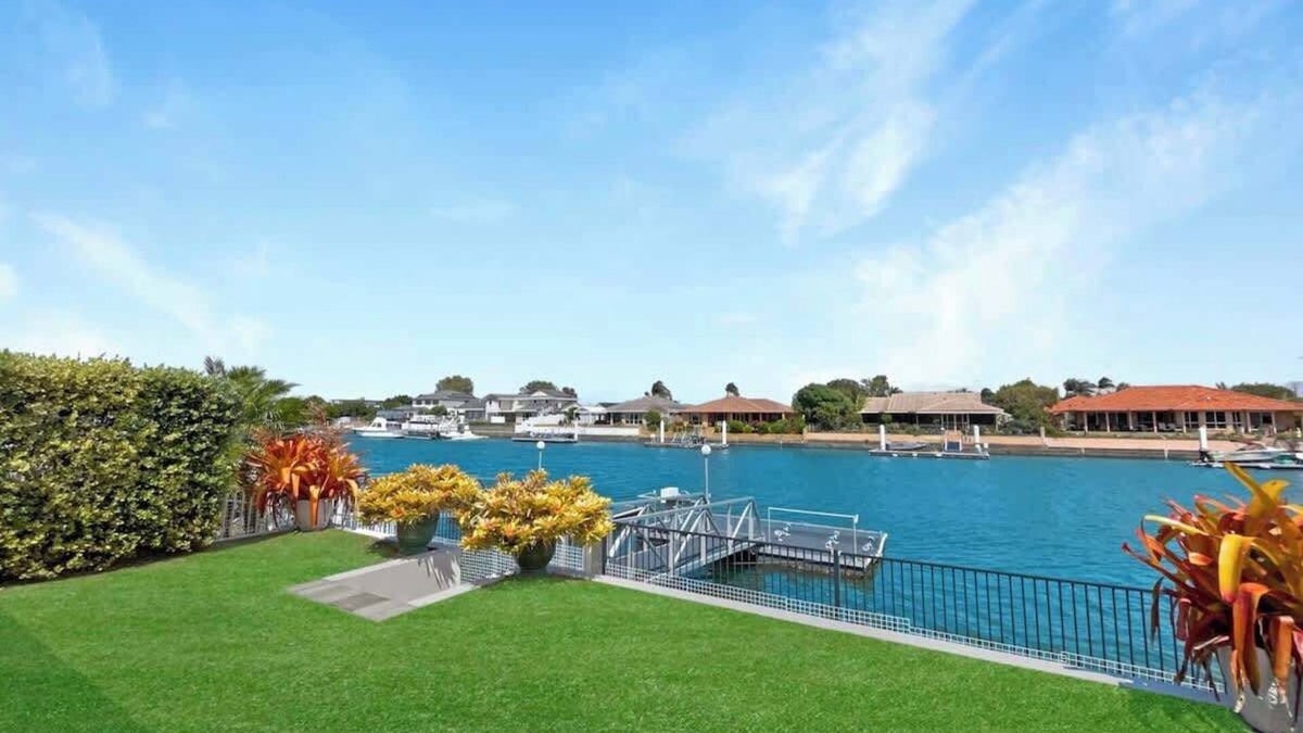 Banksia Beach House | Spacious Holiday Unit on Canal at Banksia Beach