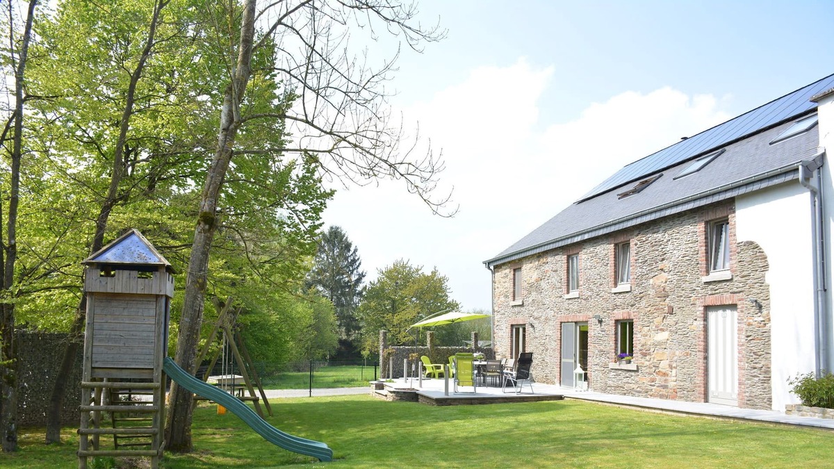 Champlon House | Spacious holiday home in Champlon with garden