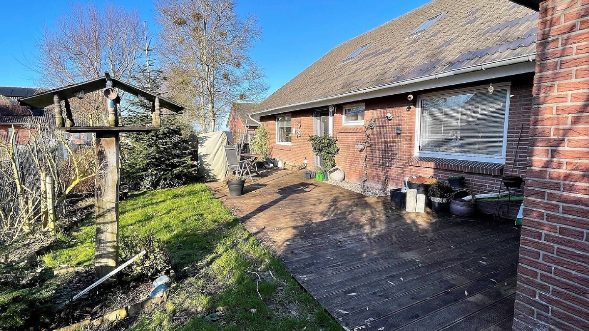 Fahretoft Apartment | Spacious Holiday Home Sanfte Brise 1 with Garden near the Sea