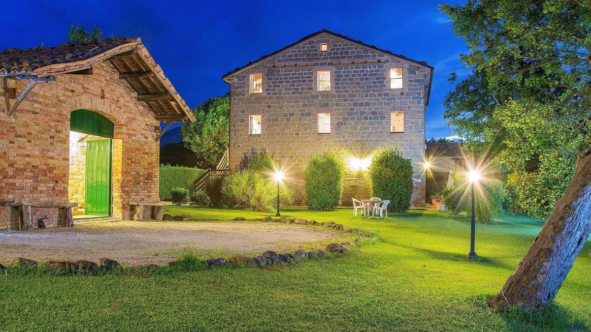 Amandola House | Spacious Holiday Home with Swimming Pool