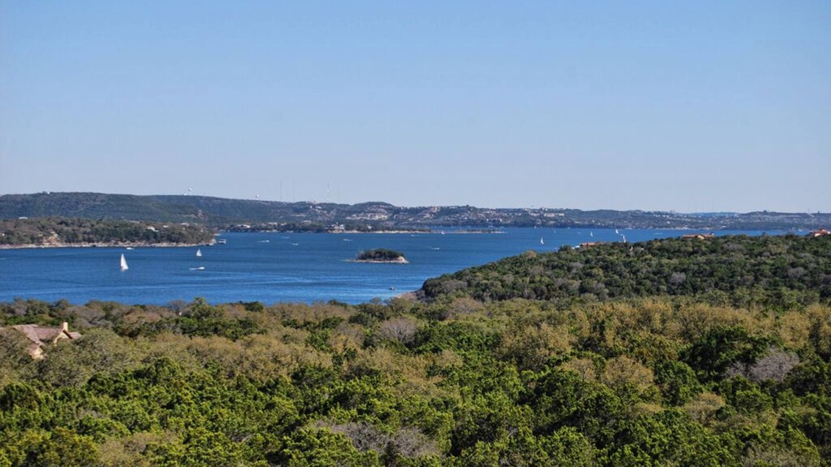 Jonestown Villa | Spacious Hollows Villa Over Looking Lake Travis! Spring Break Available.