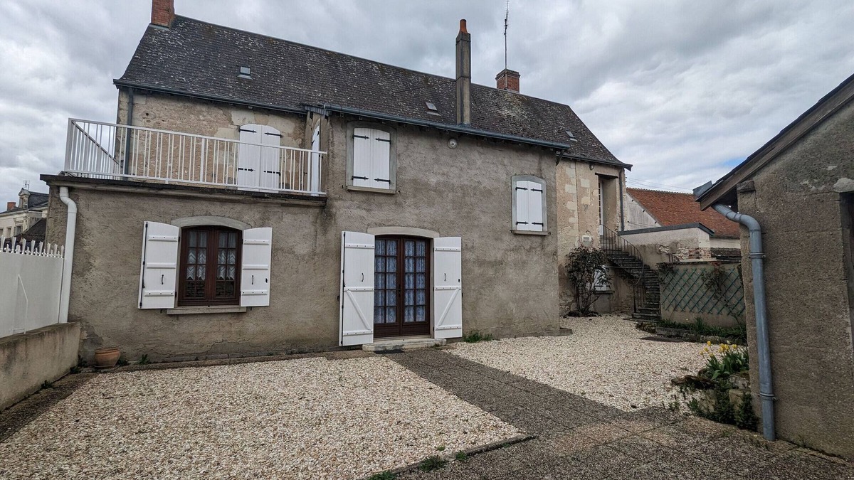Mezieres-en-Brenne Cottage | Spacious Home with Courtyard, Near Nature Park, 10 mins to Bellebouche, Fireplace, Garage