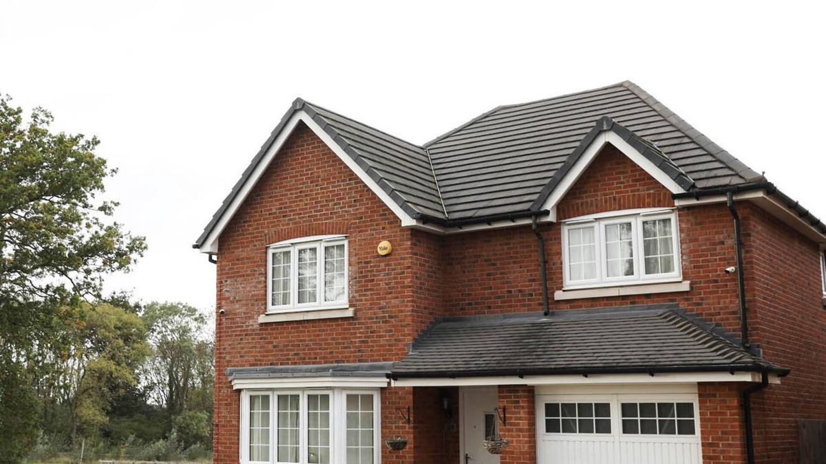 Sindlesham House | Spacious home | 3 Bedrooms + 3 bathrooms dedicated office & parking close to M4n