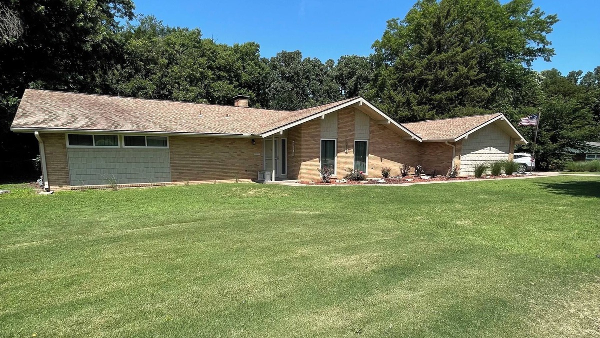 Ponca City House | Spacious Home close to the Marland Mansion and Pioneer Woman statue.