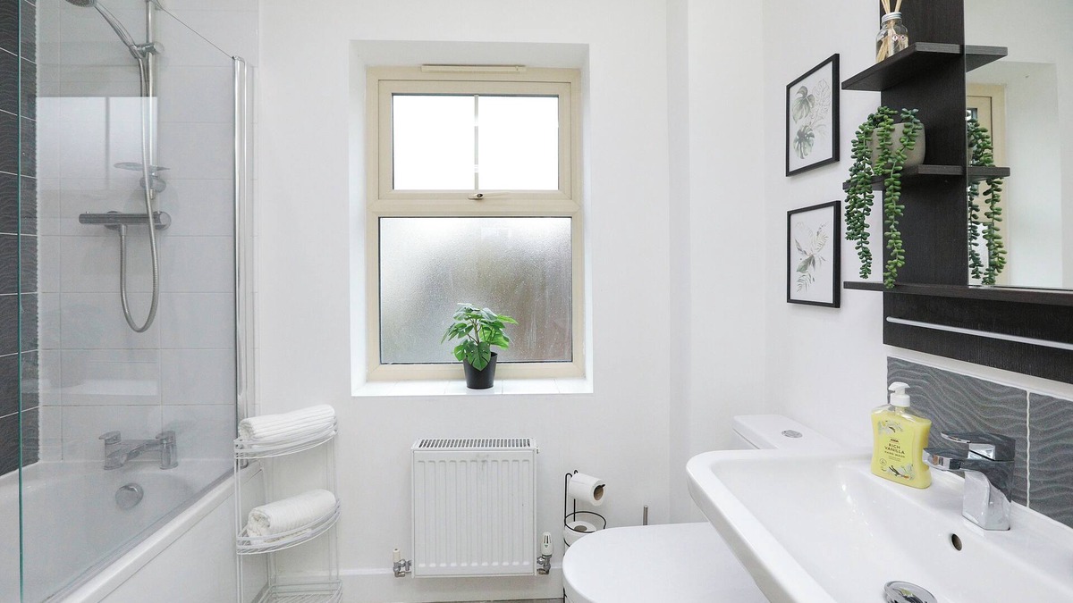 Woodthorpe House | Spacious home for families and groups