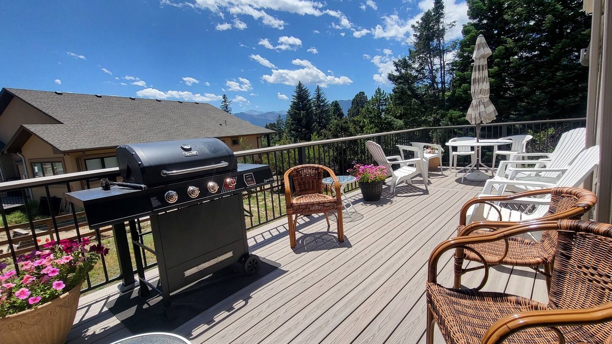 Gleneagle House | Spacious Home in Quiet Area - Minutes to Attractions, Music, Restaurants & USAFA