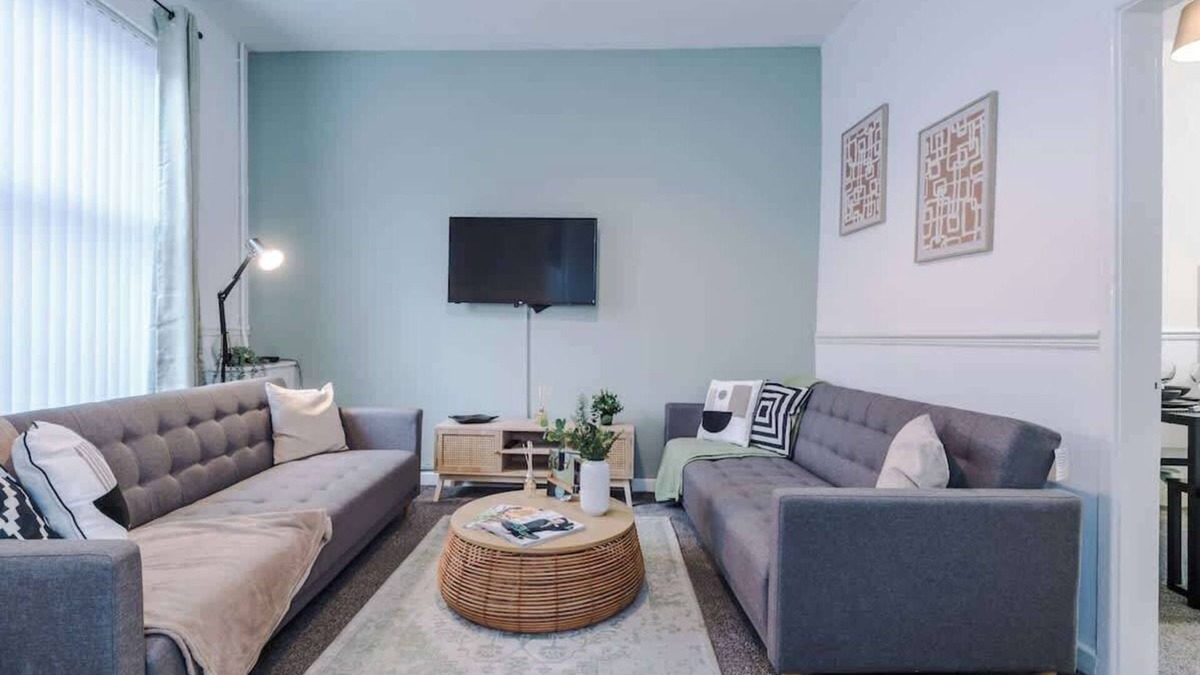Droylsden House | Spacious Home, Ideal for Contractors, Sleeps 7!