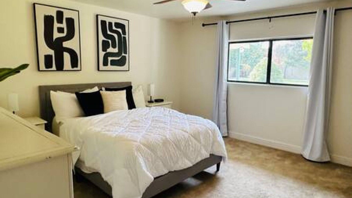 Greenacres House | Spacious home in Bakersfield