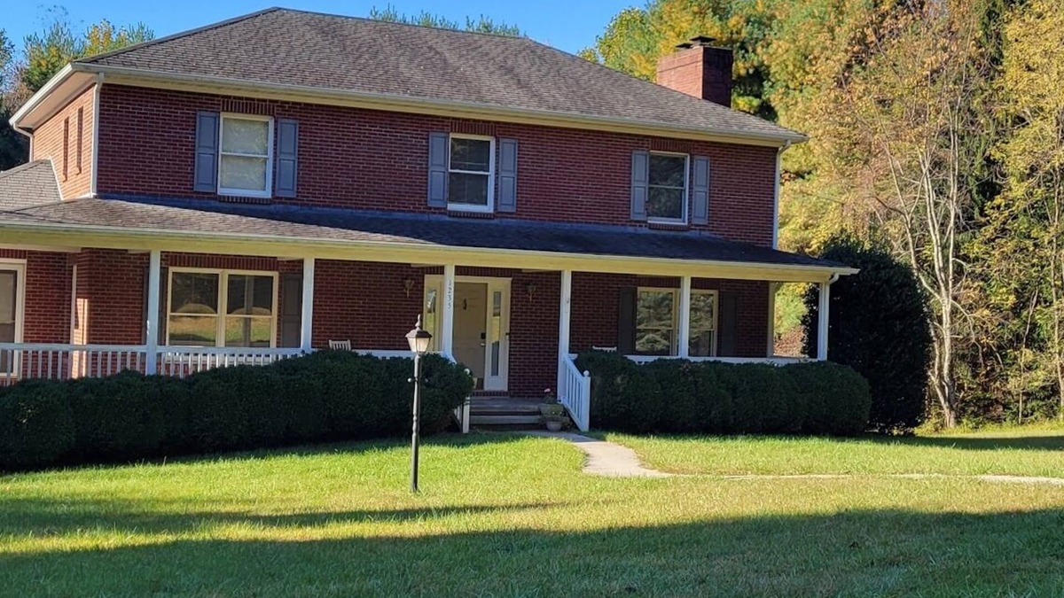 Glasgow House | Spacious home in quiet rural setting close to Blue Ridge Parkway