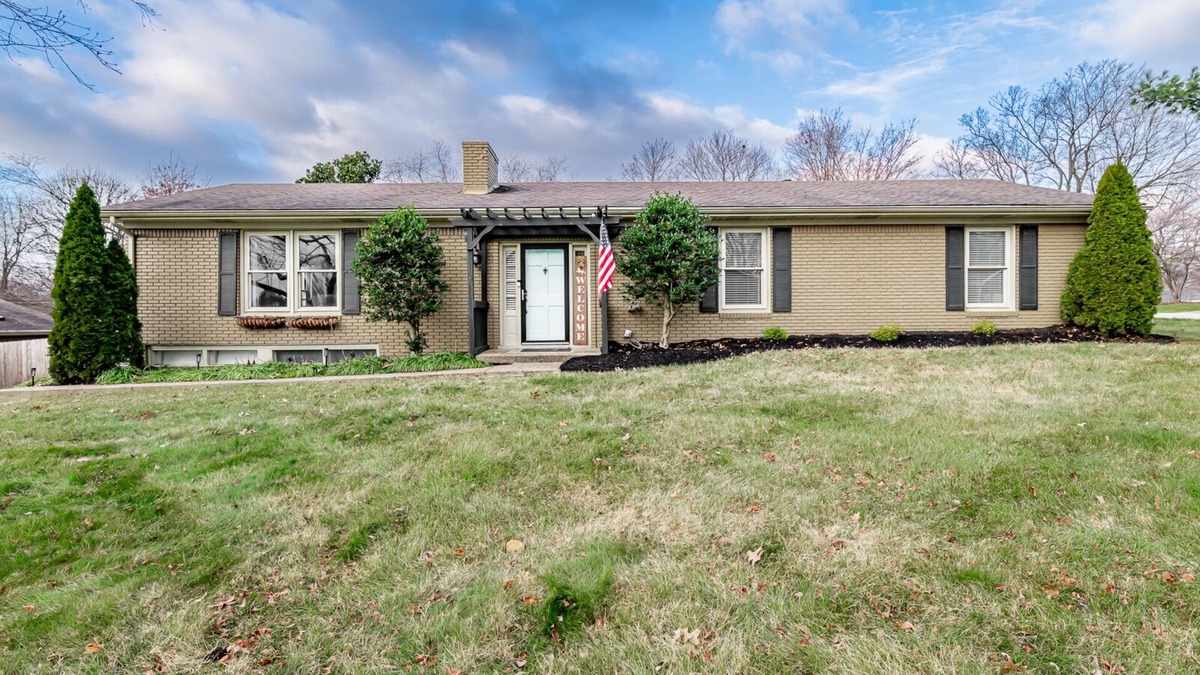 Shelbyville House | Spacious home middle of bourbon country. Sleeps 8, firepit!
