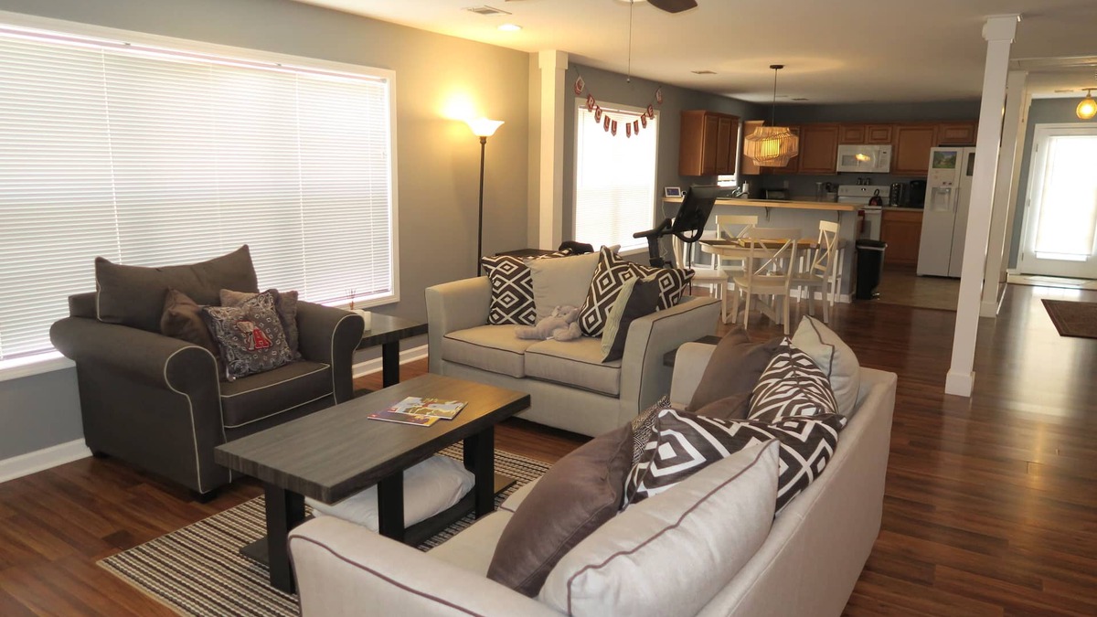 Tuscaloosa House | Spacious Home near Bryant Denny Stadium - Perfect for Game Days & Families!