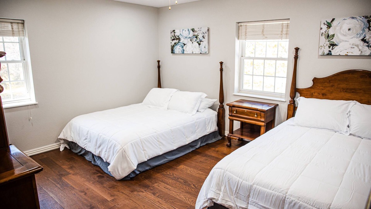 Duquesne House | Spacious Home near MSSU College, Sleeps 21, Games, Cornhole, Large Kitchen